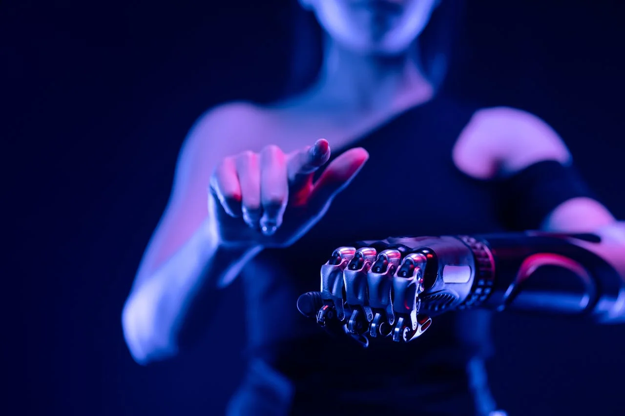 Mujer interactuando con un brazo robótico de inteligencia artificial bajo luz violeta